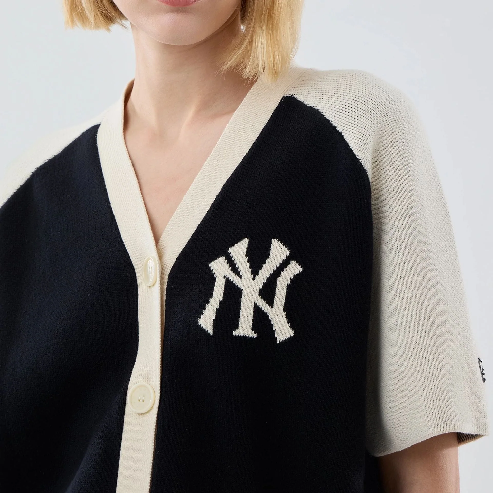 New York Yankees Womens MLB Knit Stripe Black Short Sleeve Cardigan - Image 4