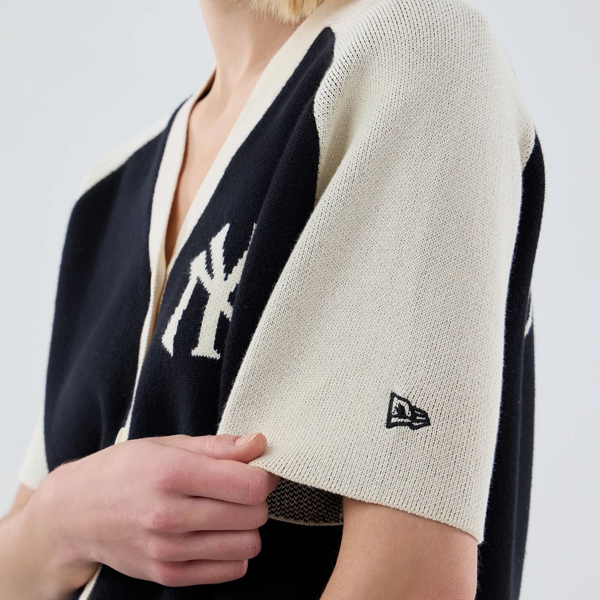 New York Yankees Womens MLB Knit Stripe Black Short Sleeve Cardigan - Image 5